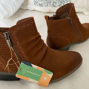 Earth Origins Collette Cheryl Ankle Boots, Cognac NWT